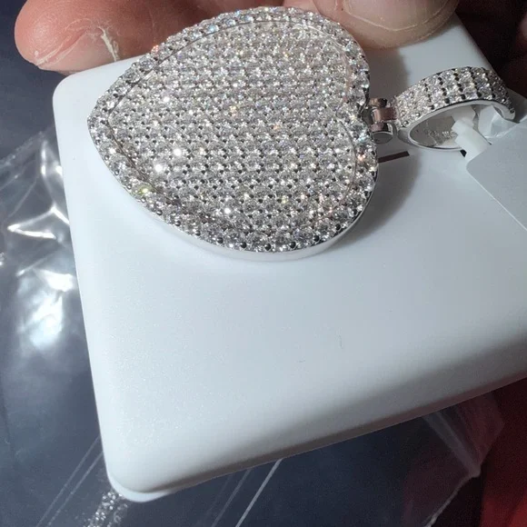 Lage heart pendant MOISSANITE
925 SILVER 8.00CTW
$ 1250.00 - Picture 7 of 12